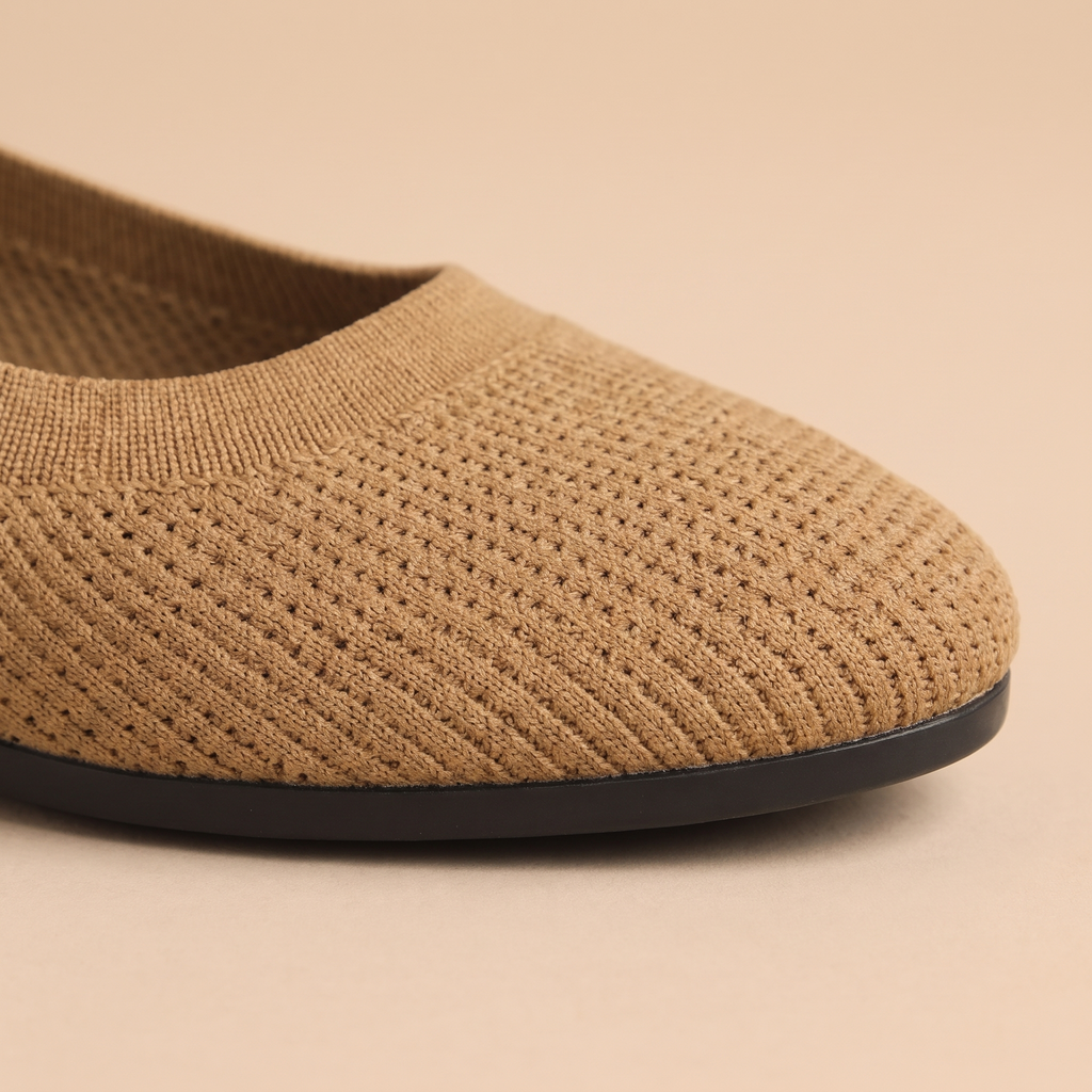 Dettaglio della tomaia in maglia e del bordo della suola, ballerine beige