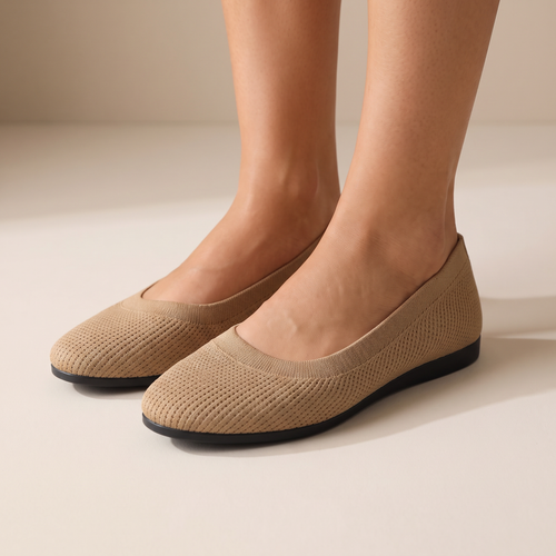 Ballerine donna in maglia traspirante beige, vista editoriale ai piedi