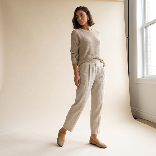 Ballerine donna in maglia beige indossate, figura intera