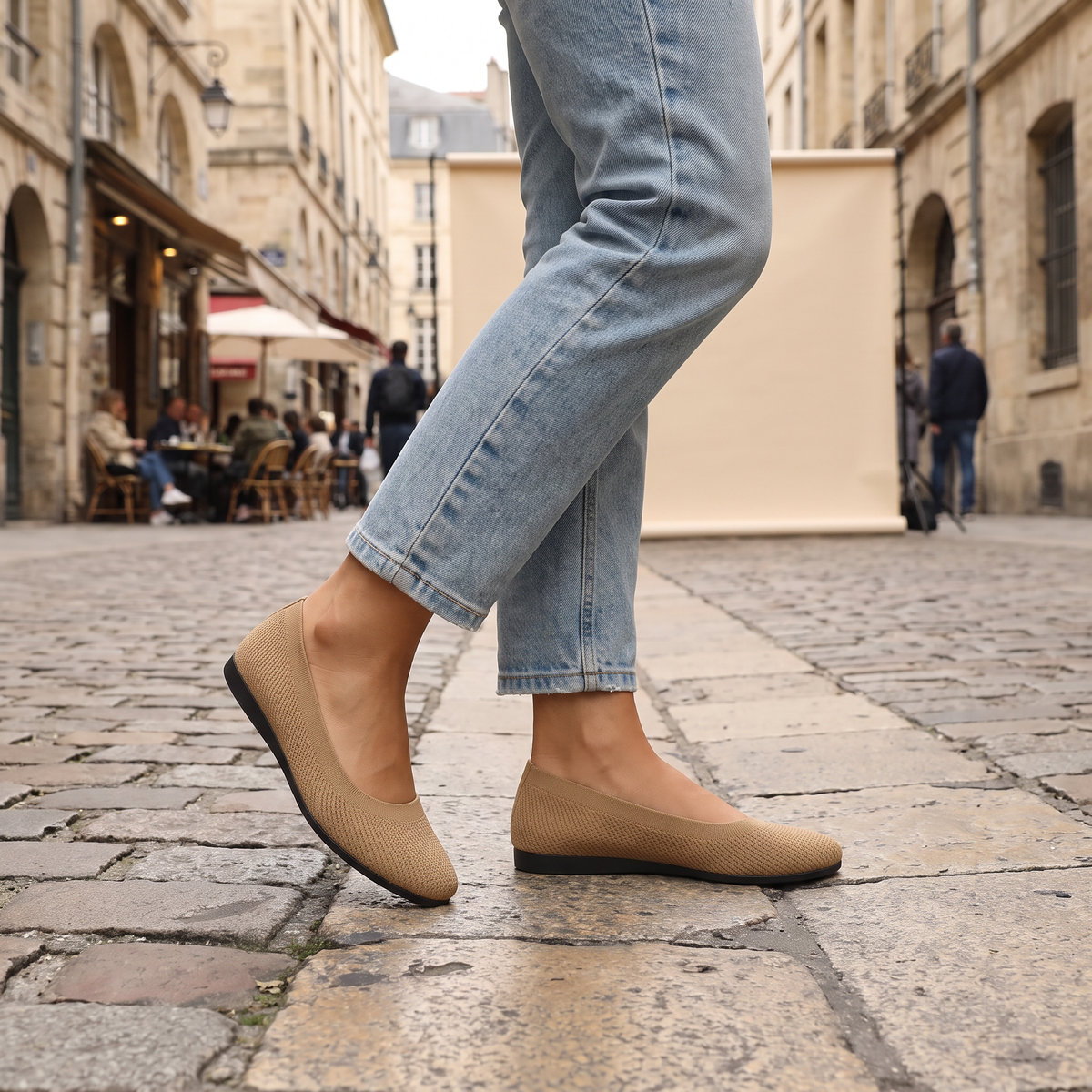Ballerine donna in maglia beige indossate in contesto quotidiano