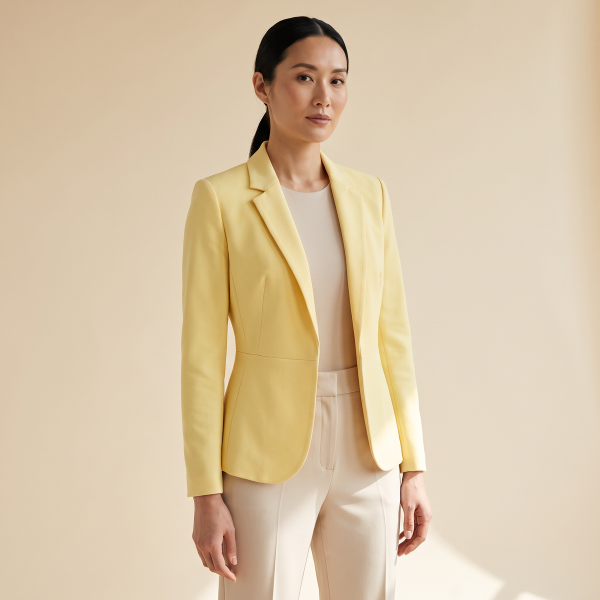 Blazer donna giallo aperto con revers e orlo arrotondato, indossato