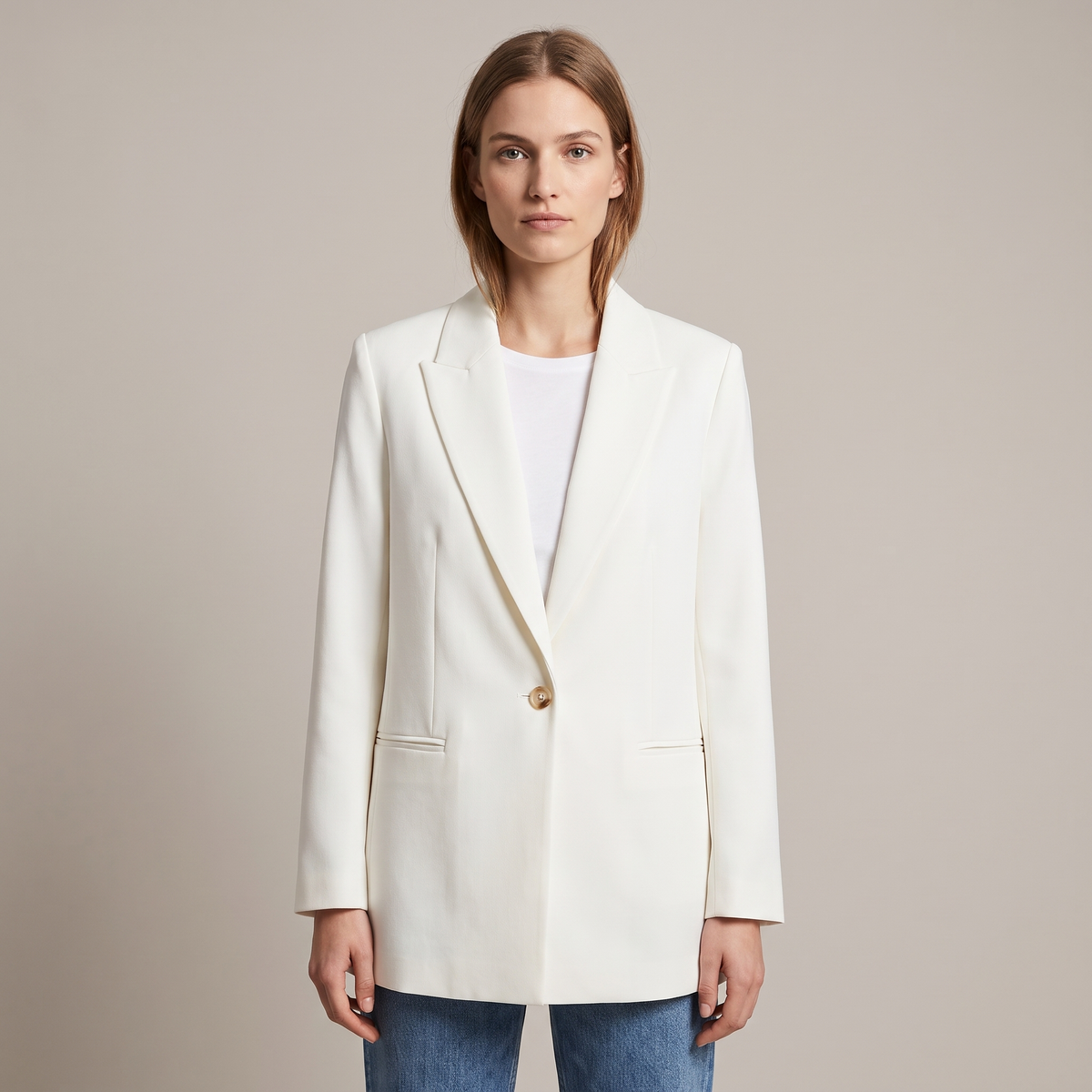 Donna che indossa un blazer lungo bianco con revers a punta