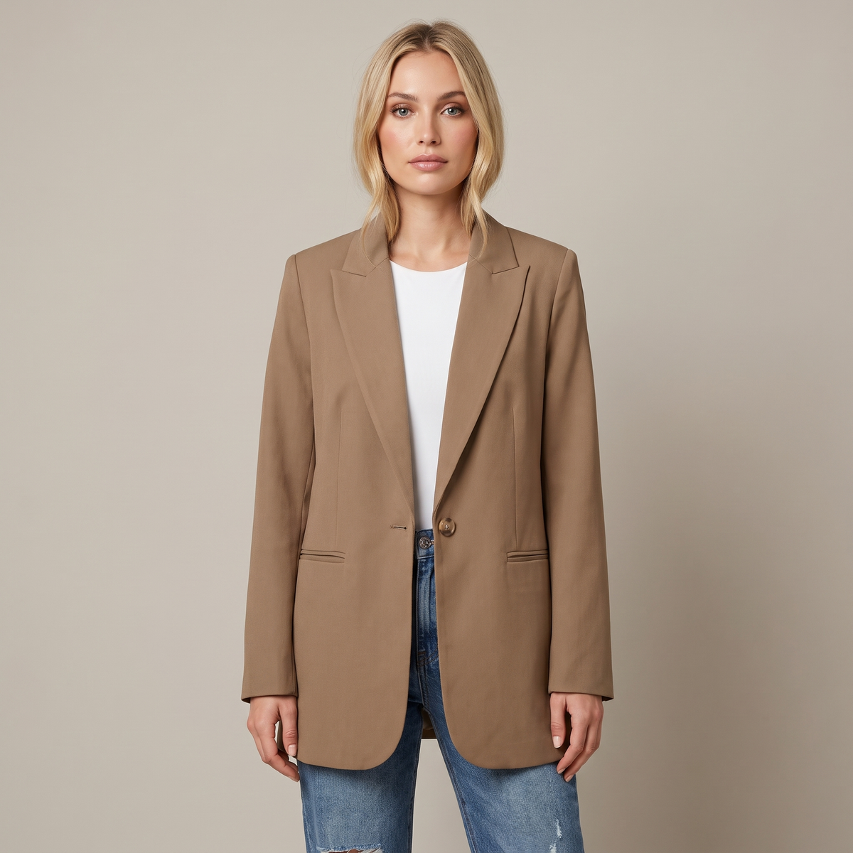 Donna che indossa un blazer lungo marrone con revers a punta