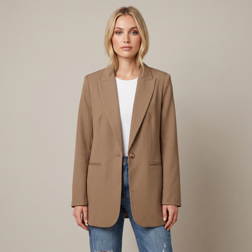 Donna che indossa un blazer lungo marrone con revers a punta