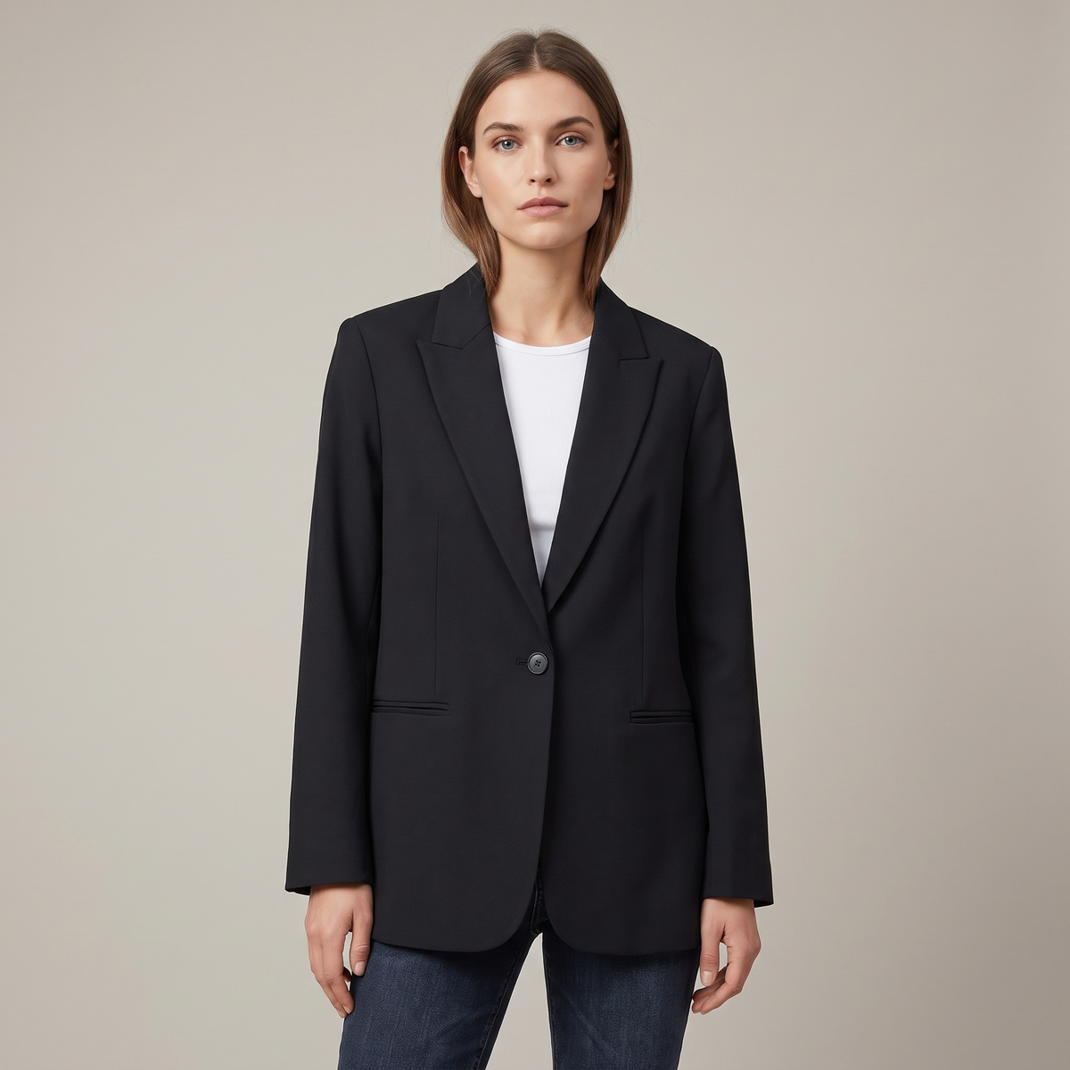 Donna che indossa un blazer lungo nero con revers a punta