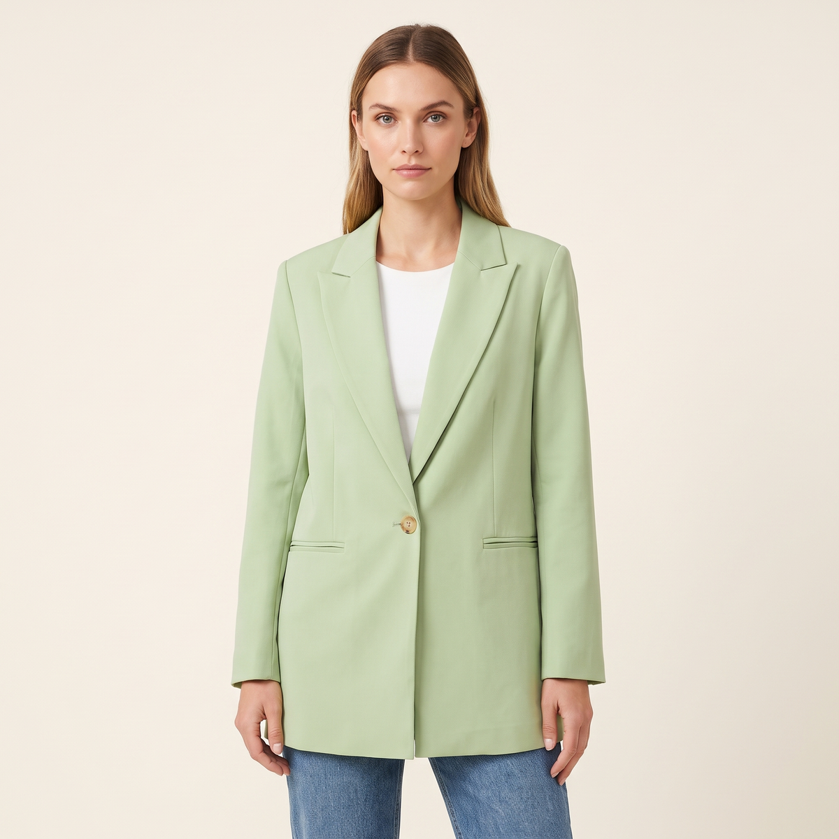 Donna che indossa un blazer lungo verde chiaro con revers a punta