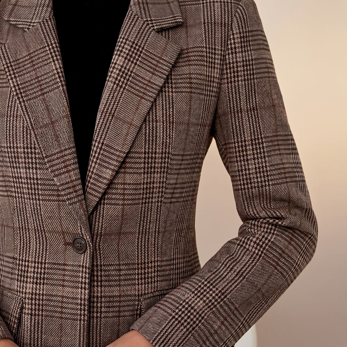 Blazer donna monopetto a quadri, colore marrone, dettaglio del revers e dei bottoni