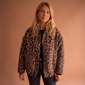 Bomber donna con stampa leopardata marrone, vista frontale editoriale
