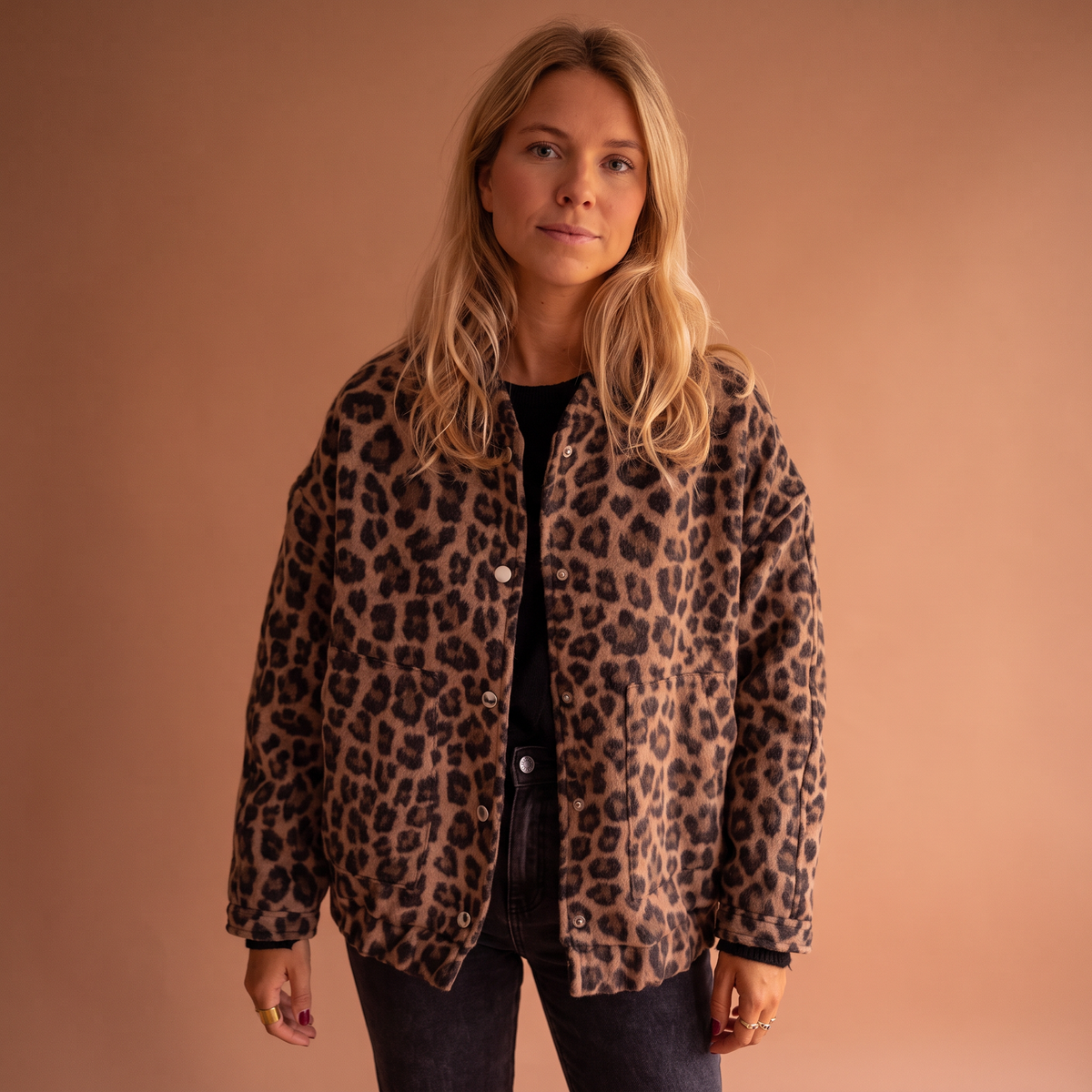 Bomber donna con stampa leopardata marrone, vista frontale editoriale