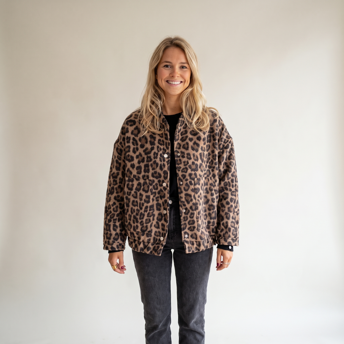 Bomber donna con stampa leopardata marrone, figura intera