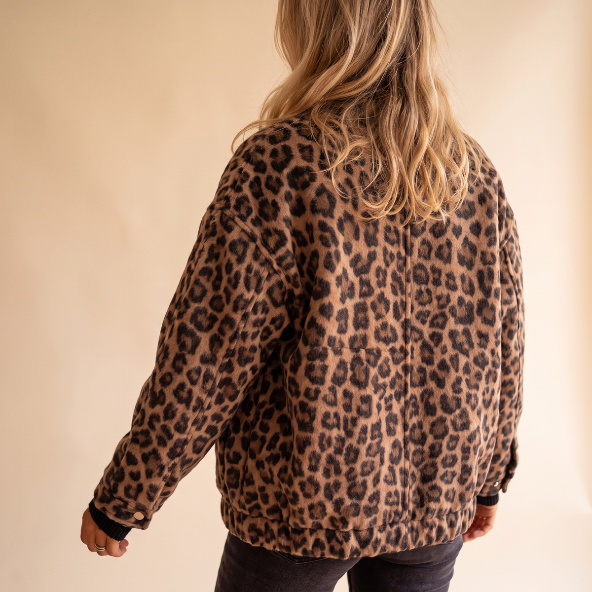 Bomber donna con stampa leopardata marrone, vista posteriore