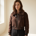 Bomber donna corto effetto scamosciato marrone scuro con collo effetto montone, indossato