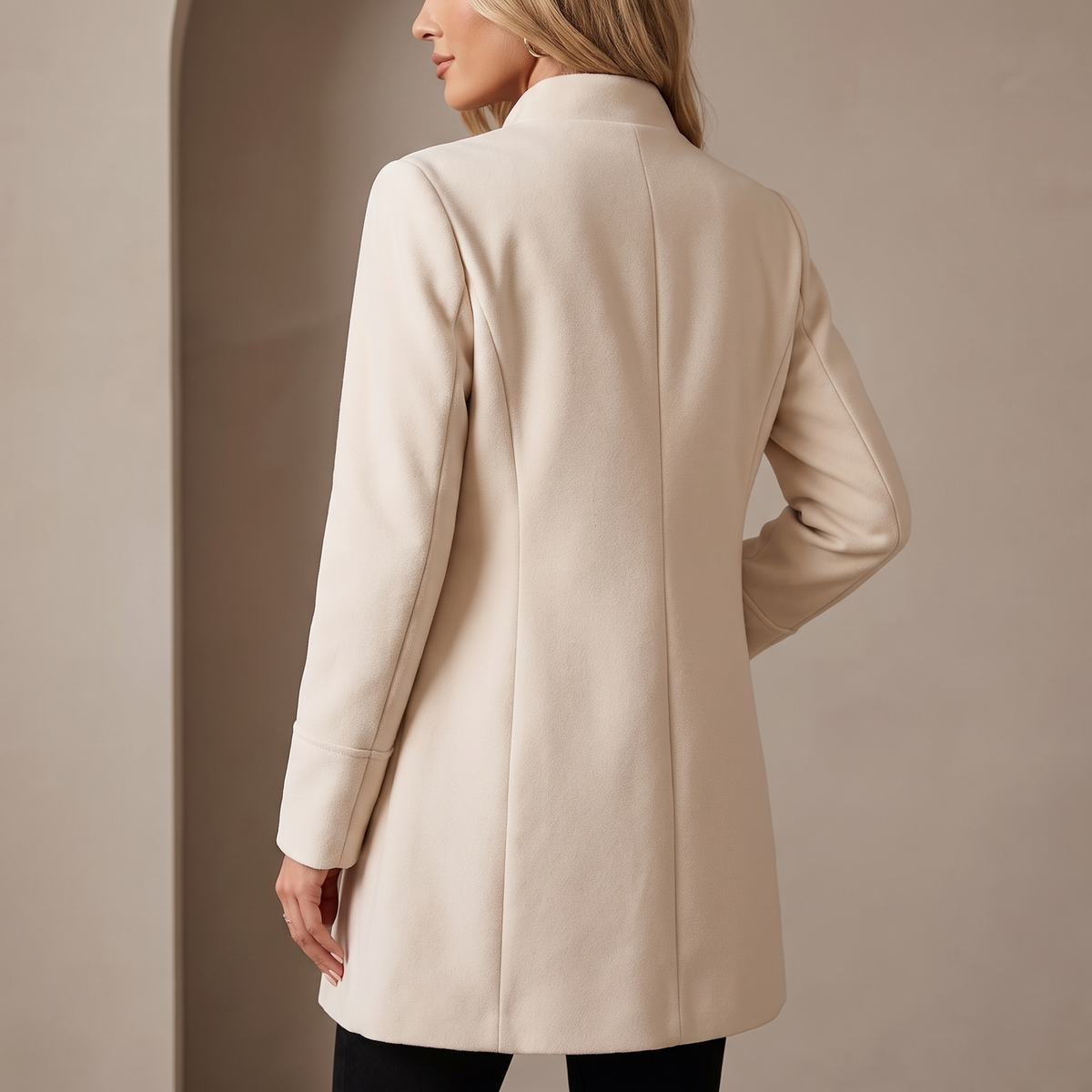 Cappotto donna mezza lunghezza in crema, vista posteriore