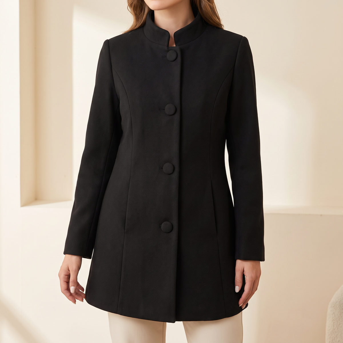 Cappotto donna mezza lunghezza con collo alto in nero