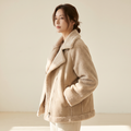 Cappotto donna corto effetto scamosciato beige indossato, vista tre quarti
