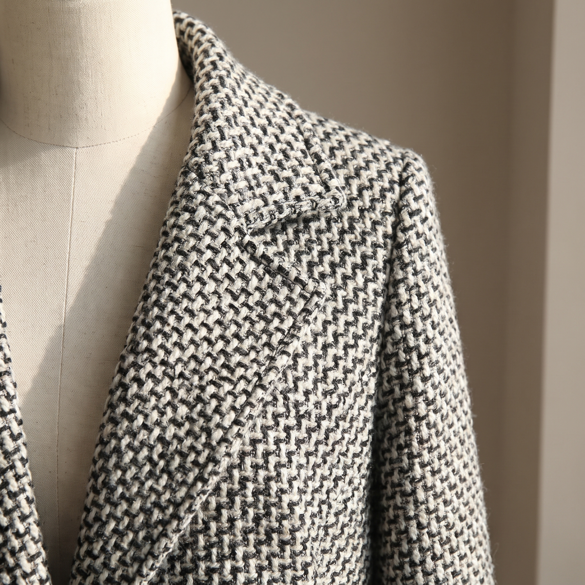 Cappotto donna lungo in lana in Bianco e nero, dettaglio della lavorazione