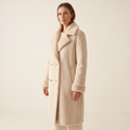 Cappotto donna lungo in pile beige indossato, vista tre quarti