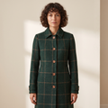 Cappotto donna lungo a quadri verde scuro con colletto strutturato, indossato