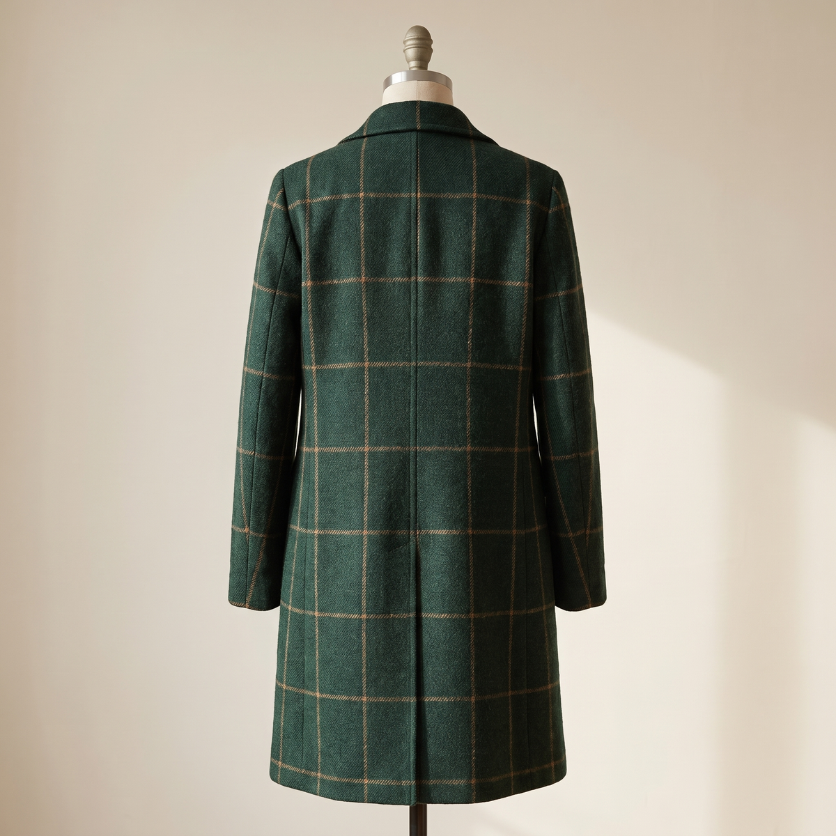 Vista posteriore del cappotto donna lungo a quadri verde scuro