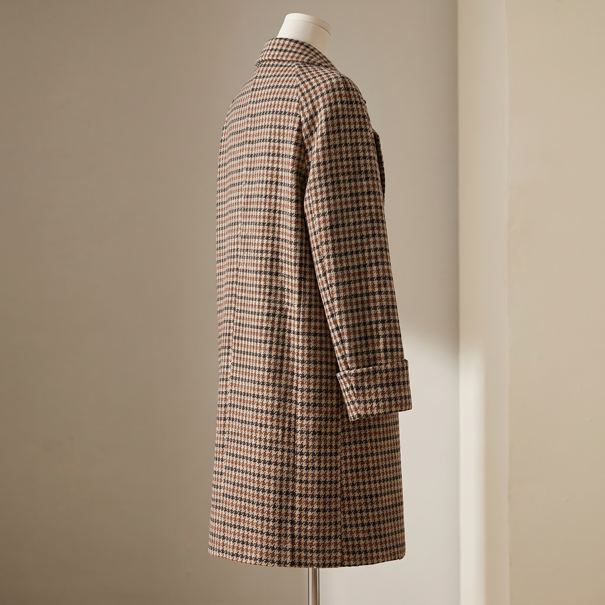 Cappotto donna lungo pied-de-poule marrone, vista laterale a tre quarti