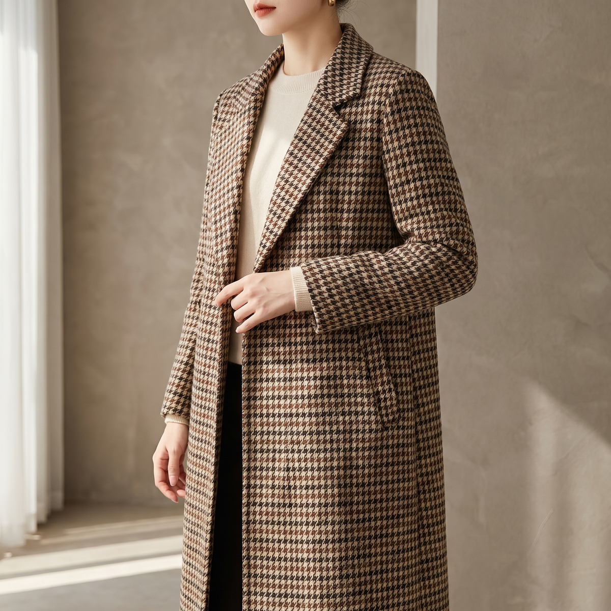 Cappotto donna lungo pied-de-poule marrone con collo a revers, vista frontale