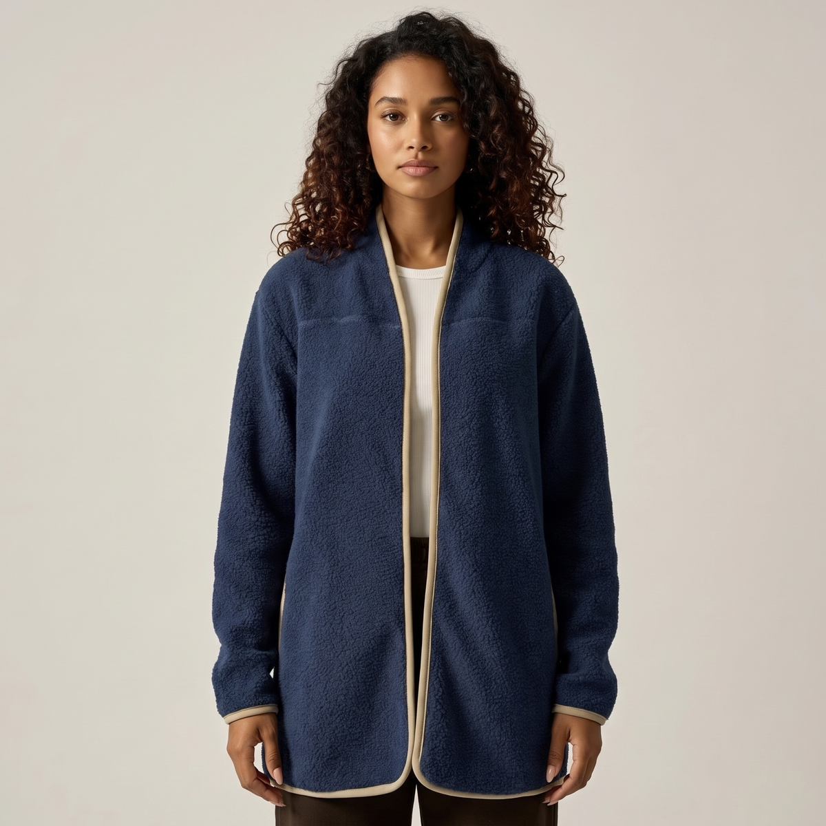 Donna che indossa un cardigan lungo aperto blu navy effetto lana