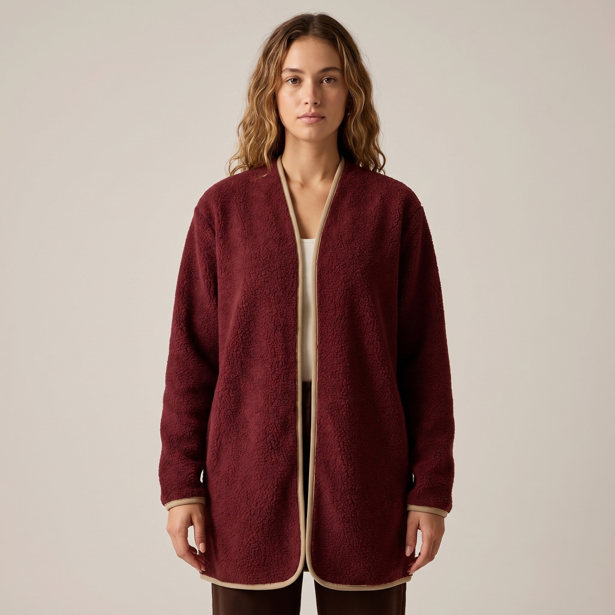 Donna che indossa un cardigan lungo aperto bordeaux effetto lana
