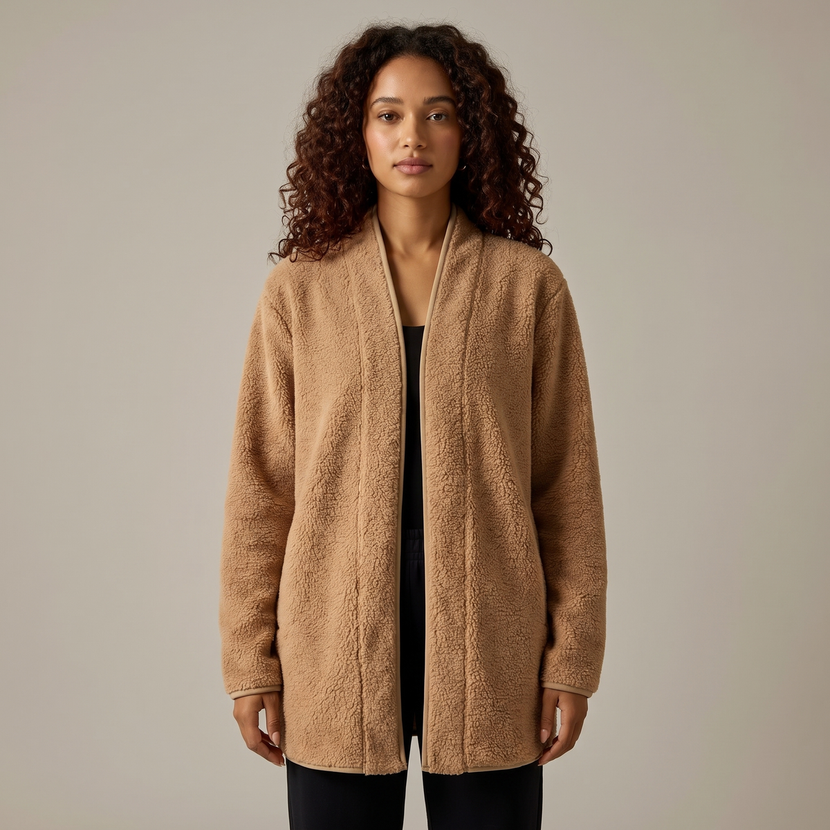 Donna che indossa un cardigan lungo aperto marrone effetto lana