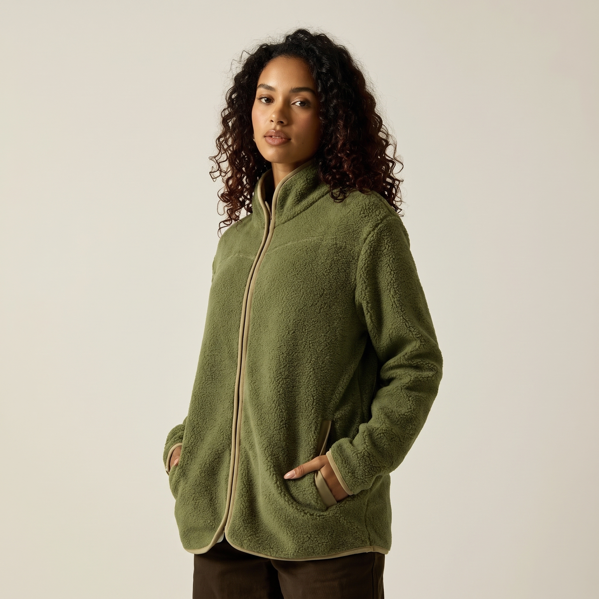 Donna che indossa un cardigan lungo aperto verde militare effetto lana