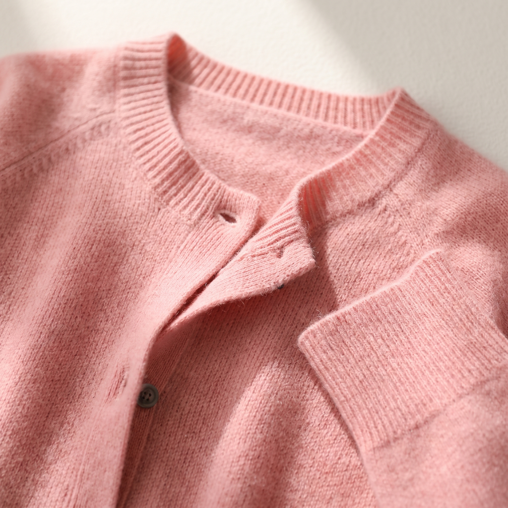 Dettaglio della maglia e del bordo frontale del cardigan donna