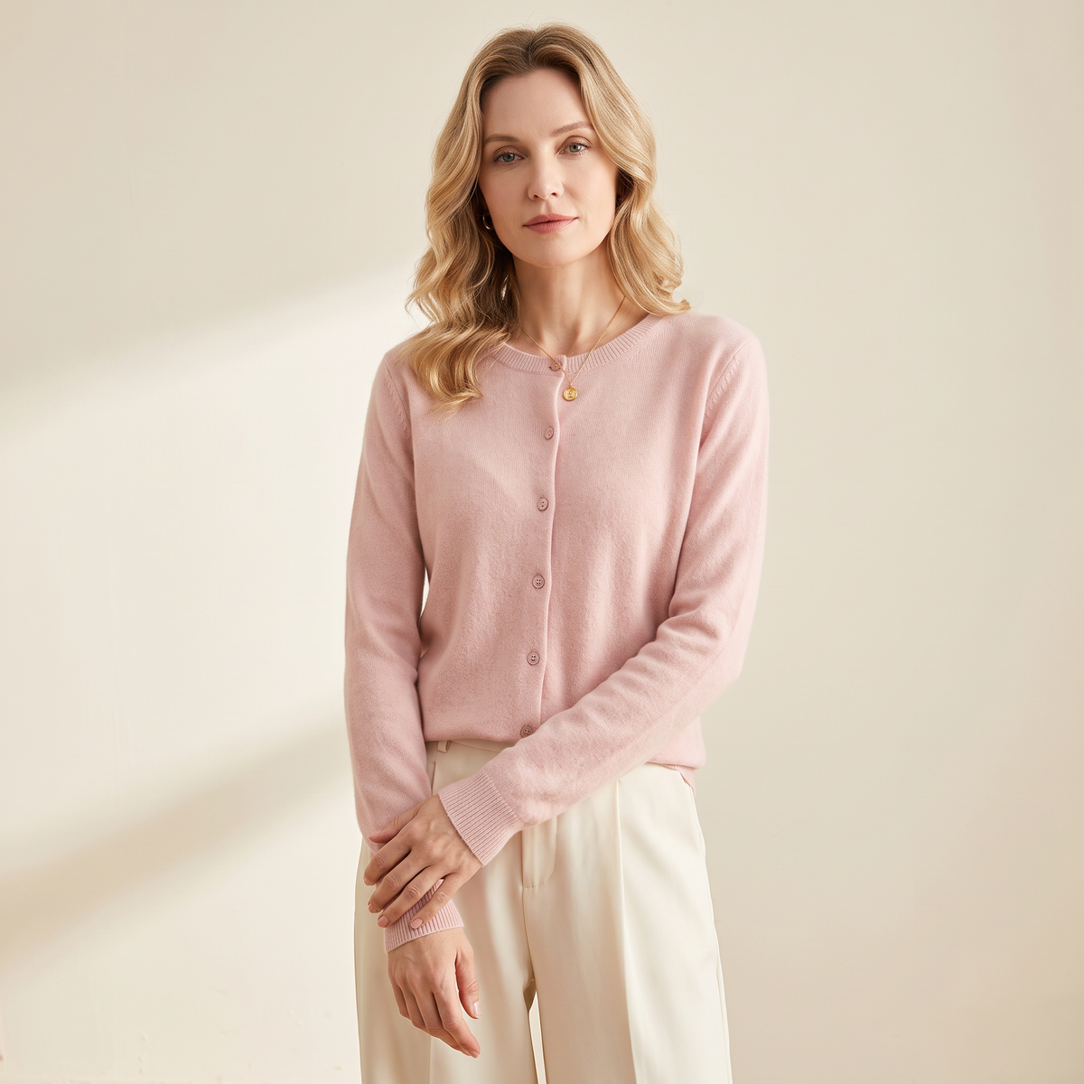 Cardigan donna rosa chiaro in maglia fine con bottoni frontali