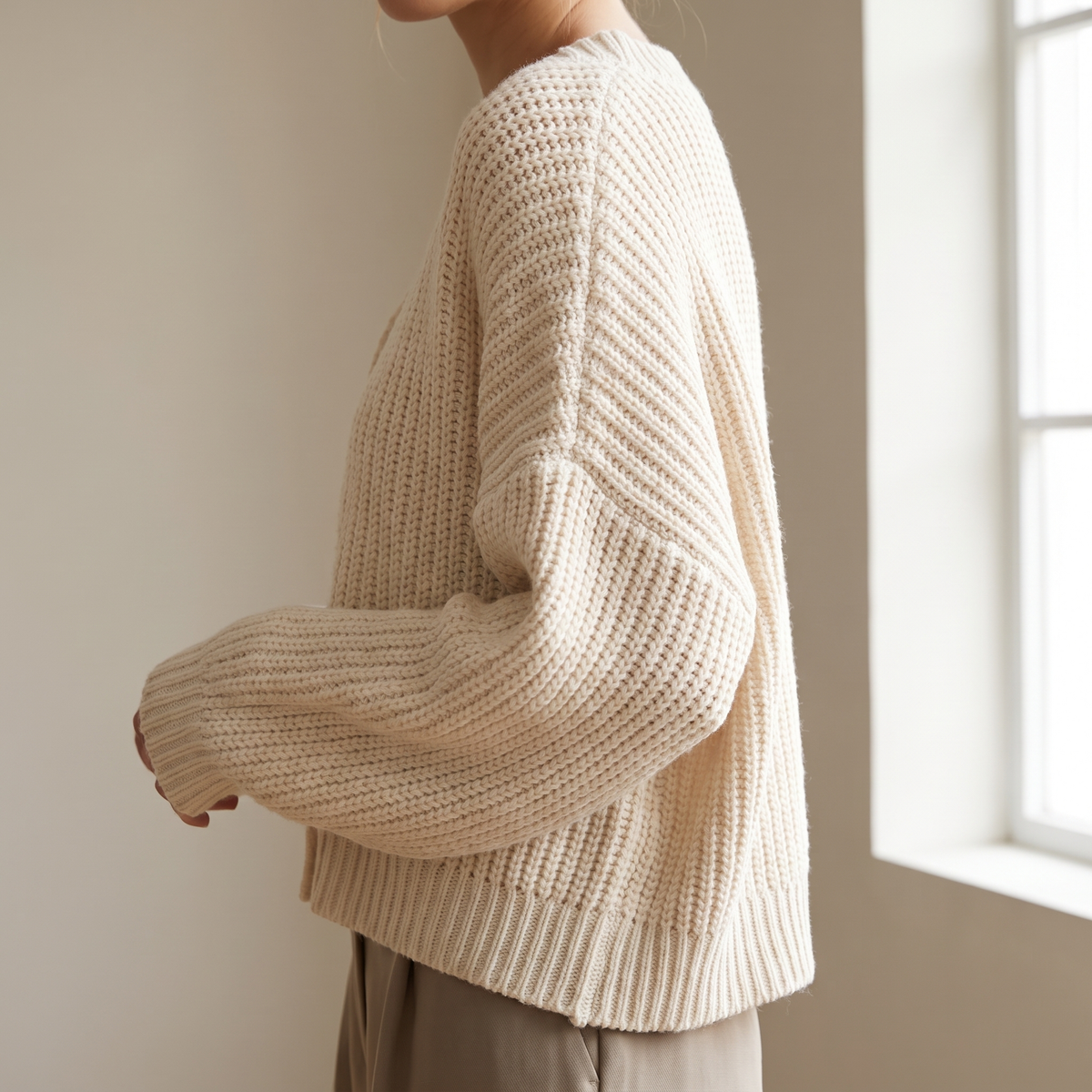 Cardigan donna corto in maglia grossa crema, vista laterale a tre quarti