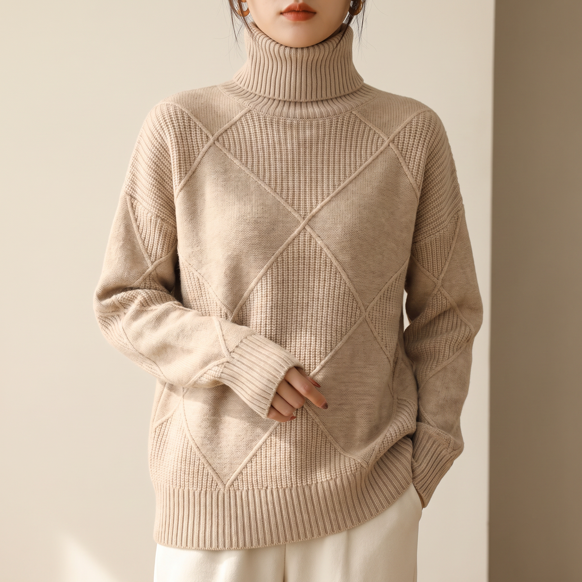 Dolcevita donna con motivo argyle beige, vista frontale