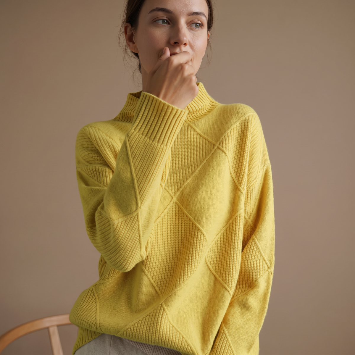 Dolcevita donna con motivo argyle giallo indossato in contesto quotidiano