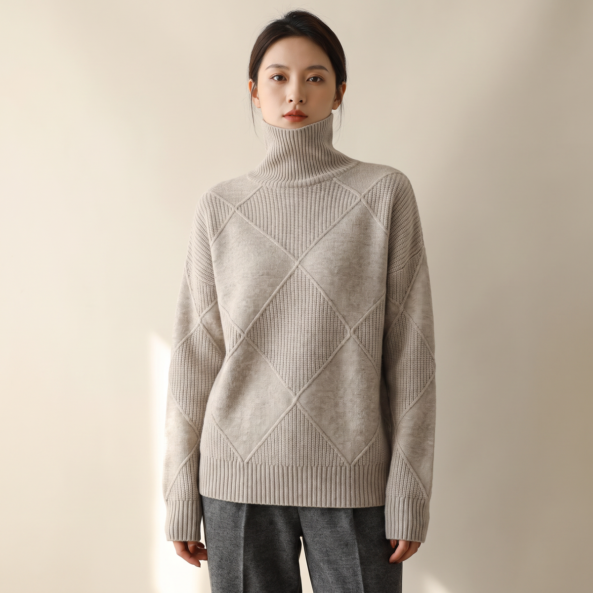 Dolcevita donna con motivo argyle marrone caldo, vista frontale