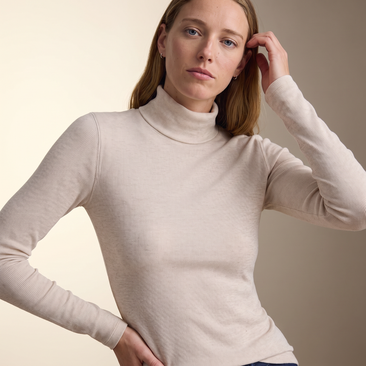 Dolcevita donna a coste color avena indossato, scatto editoriale