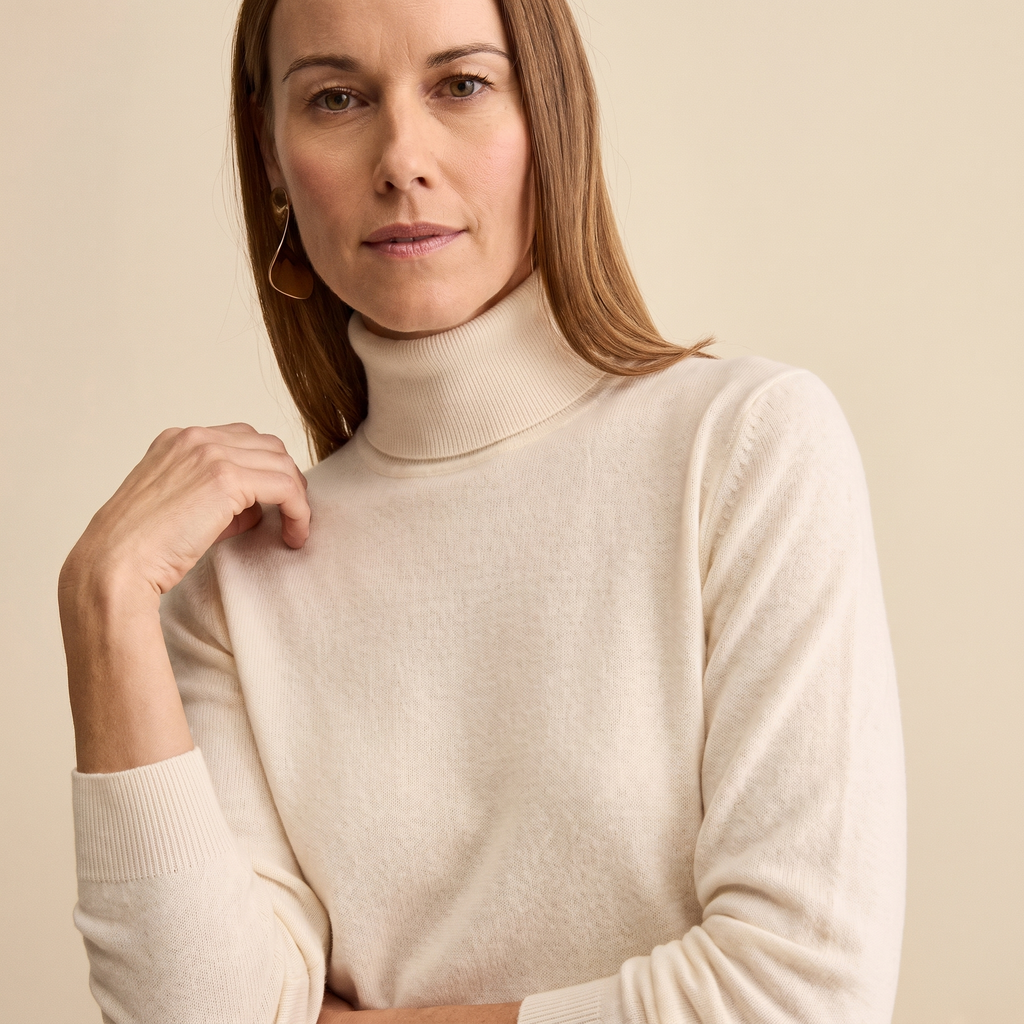 Dolcevita donna a maglia rasata indossato