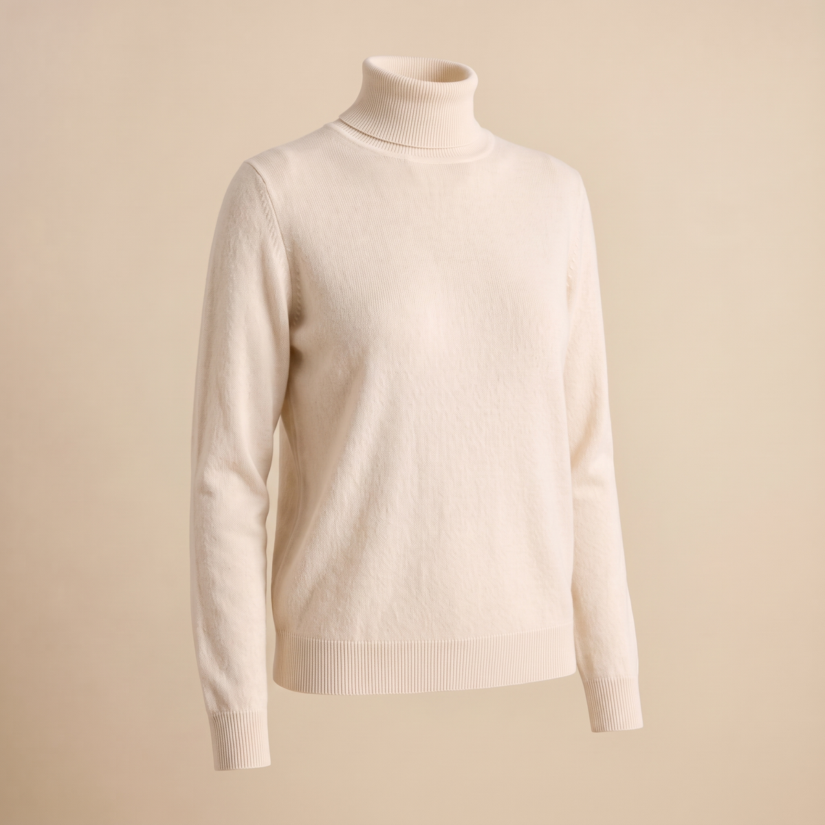 Dolcevita donna a maglia rasata, vista di tre quarti