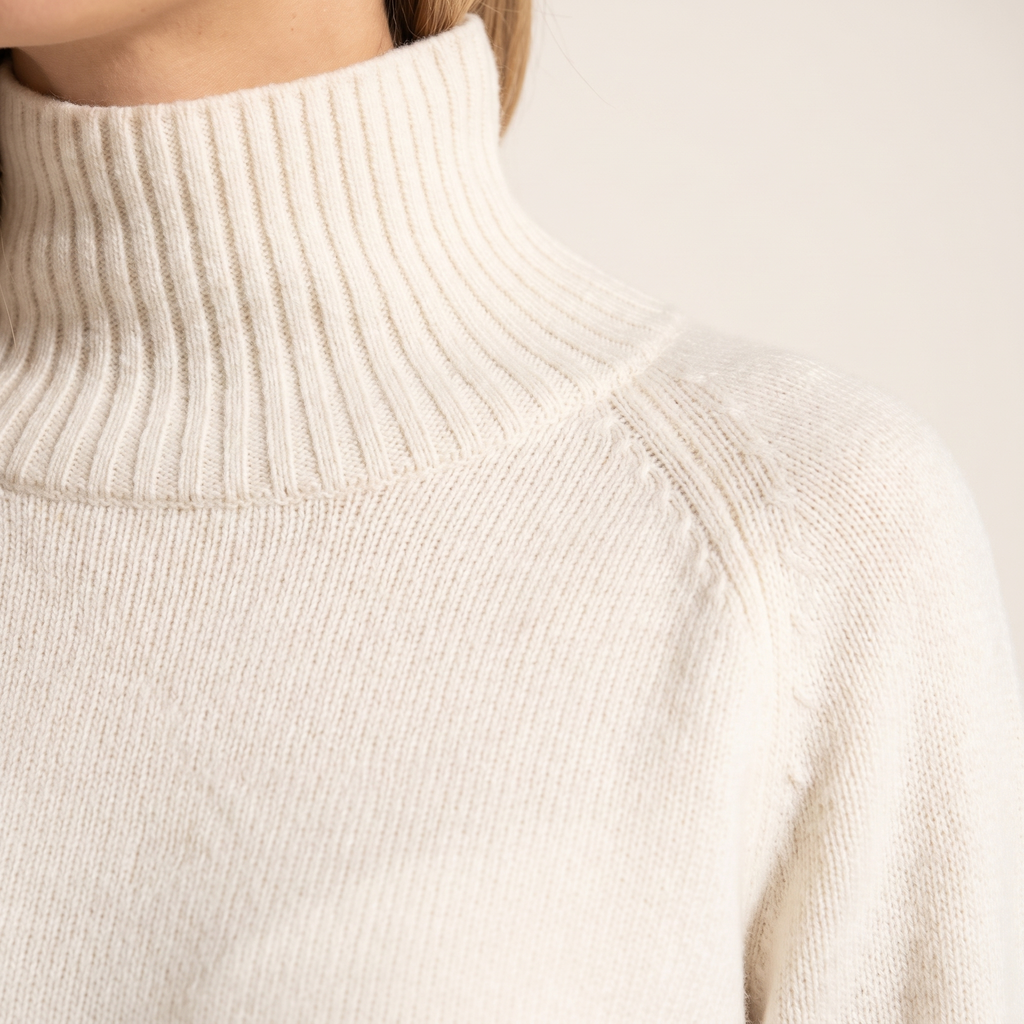 Dettaglio del collo alto e della maglia in cashmere