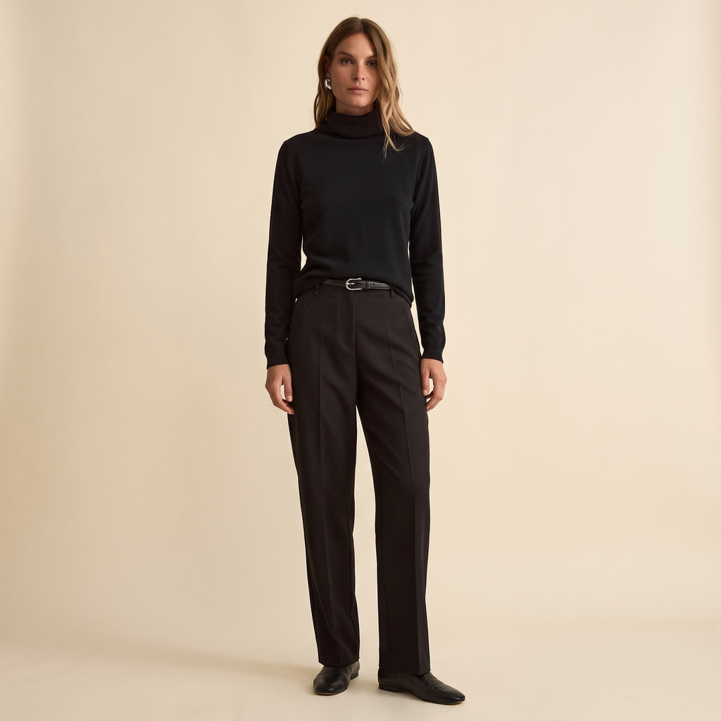 Dolcevita nero indossato a figura intera con pantaloni sartoriali
