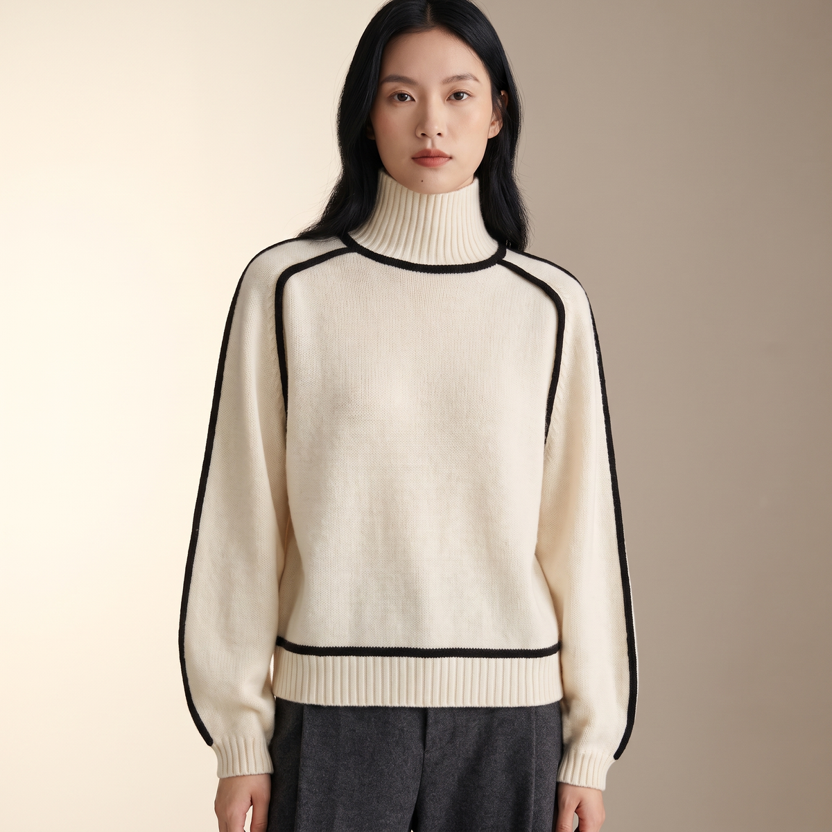 Dolcevita donna con profili a contrasto e bordi a coste nel colore beige crema