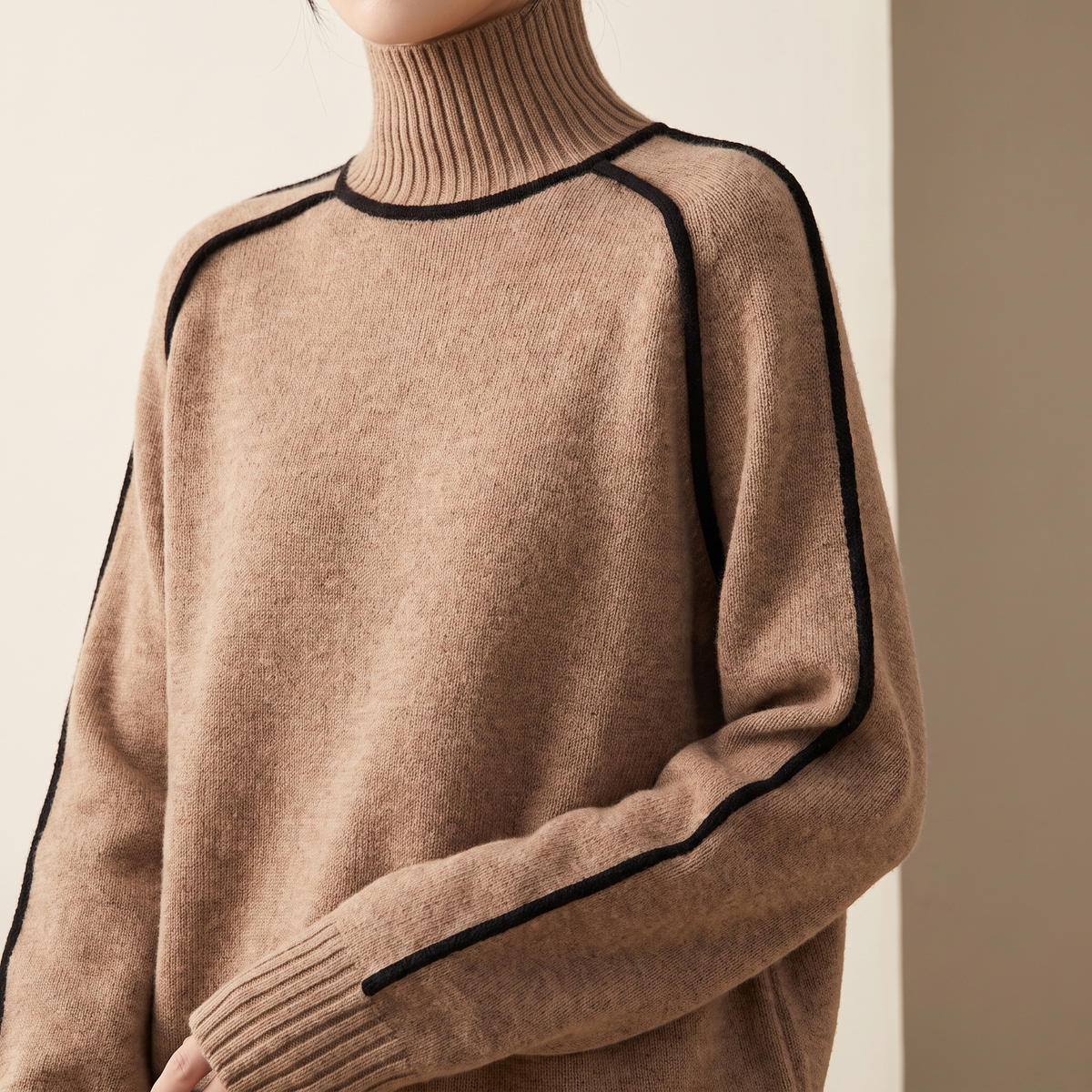 Dolcevita donna con profili a contrasto e bordi a coste, colore marrone mocha, dettaglio del collo a coste e dei profili