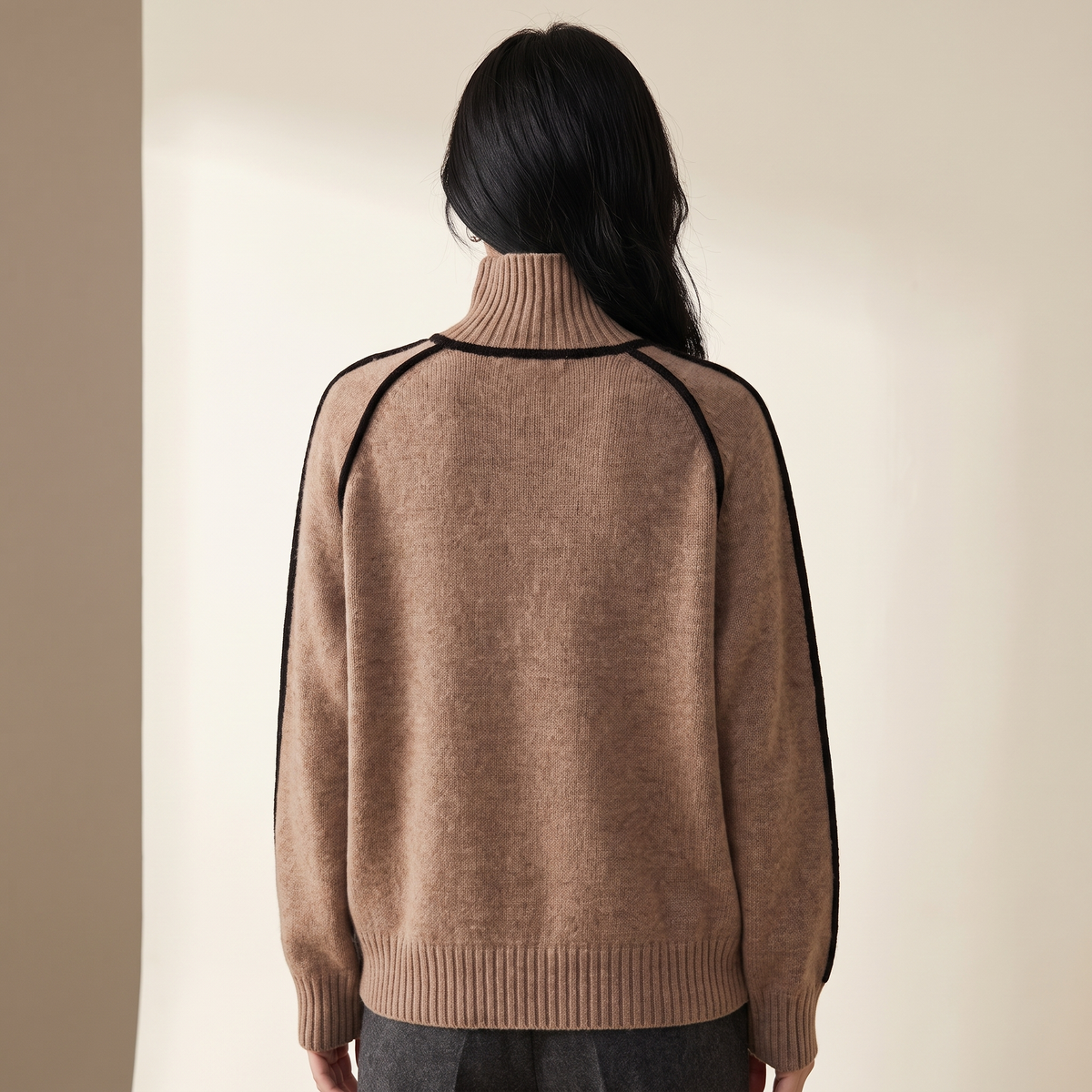 Dolcevita donna con profili a contrasto e bordi a coste, colore marrone mocha, vista posteriore