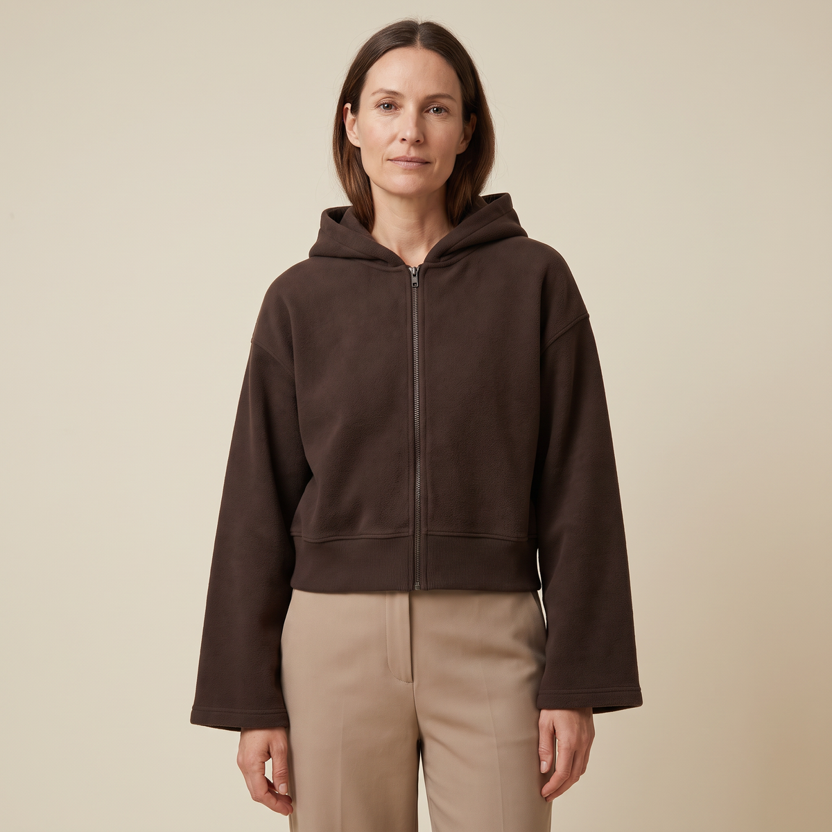 Felpa corta donna con zip intera indossata, scatto editoriale
