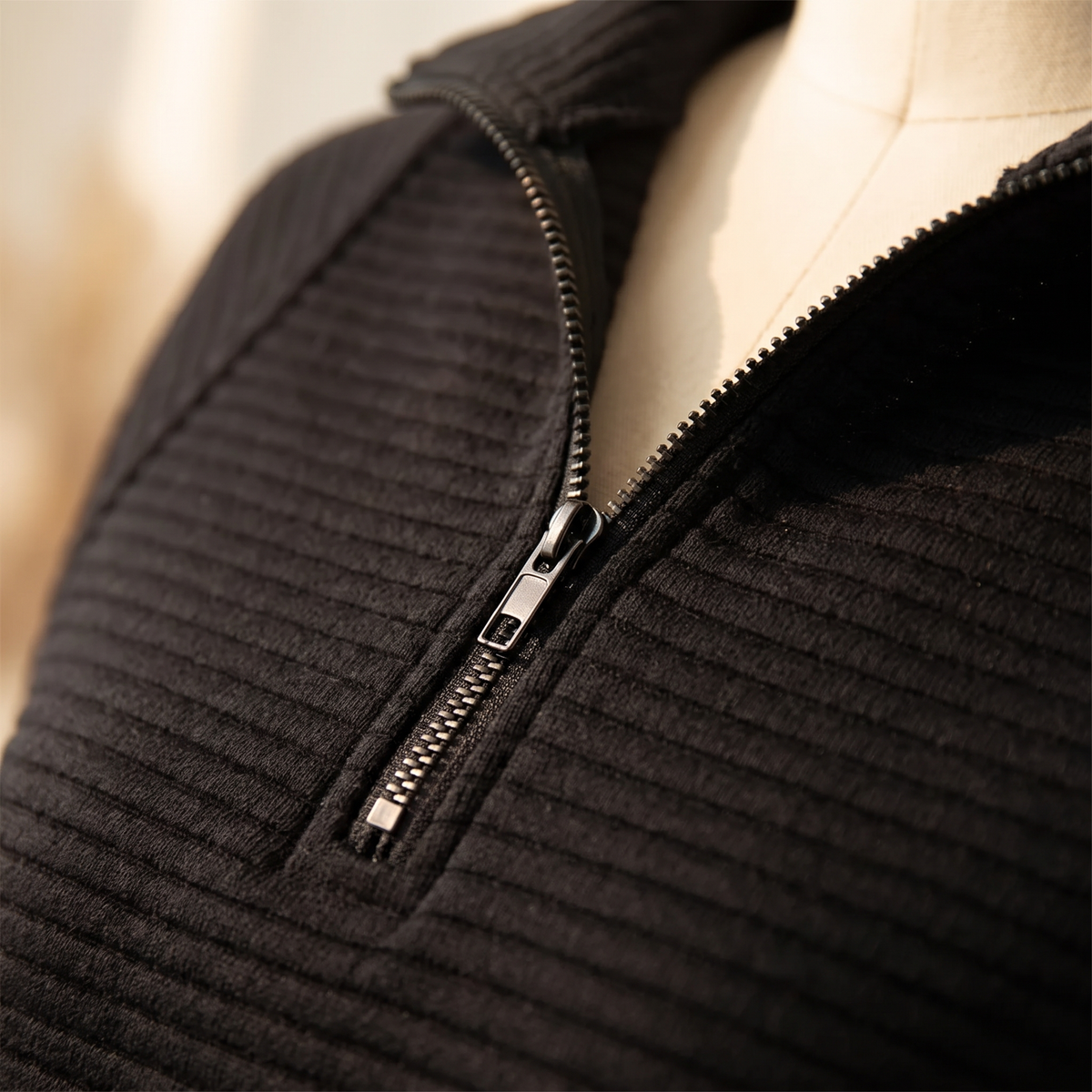 Felpa donna a coste con collo alto e mezza zip, colore nero, dettaglio delle coste e della zip