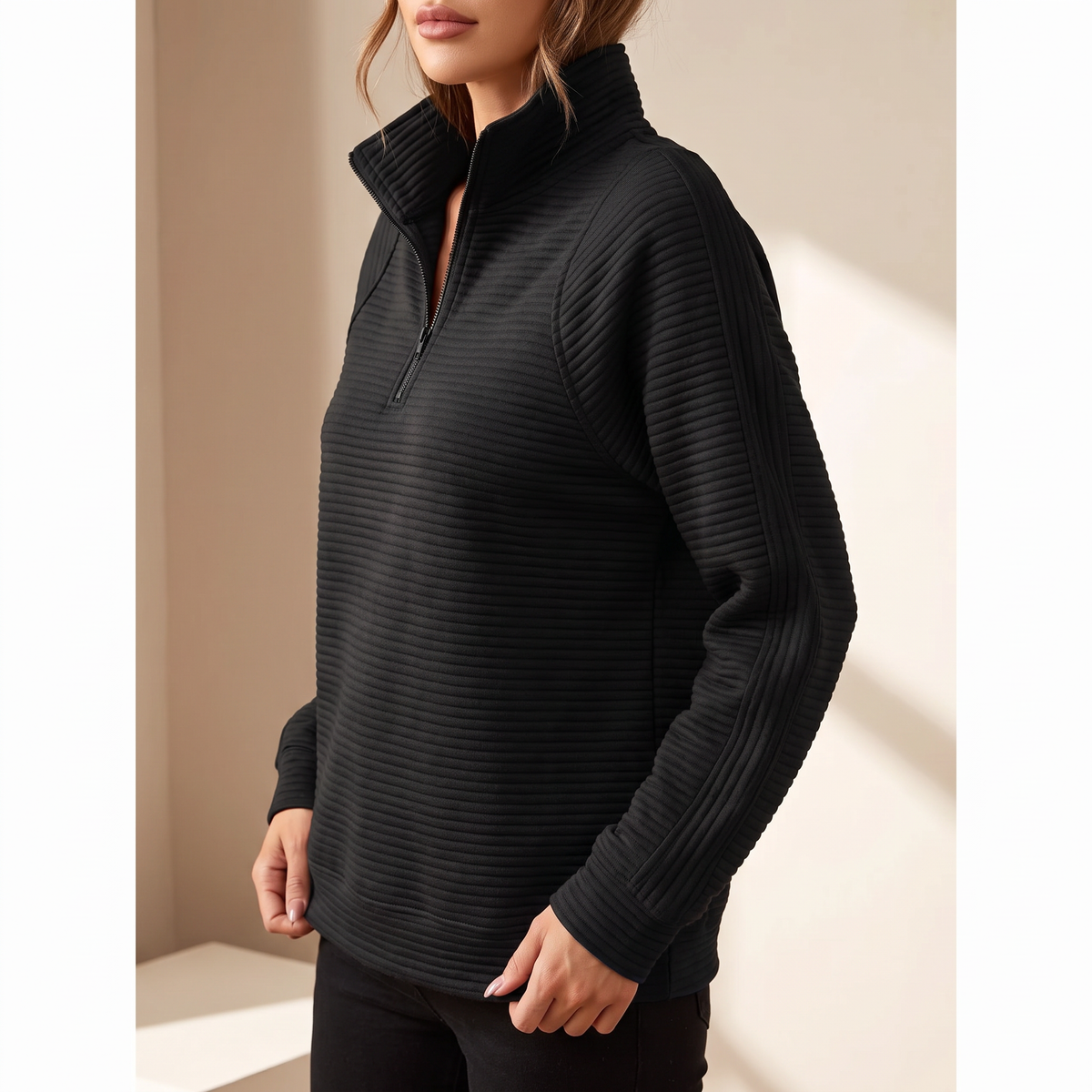 Felpa donna a coste con collo alto e mezza zip, colore nero, scatto editoriale