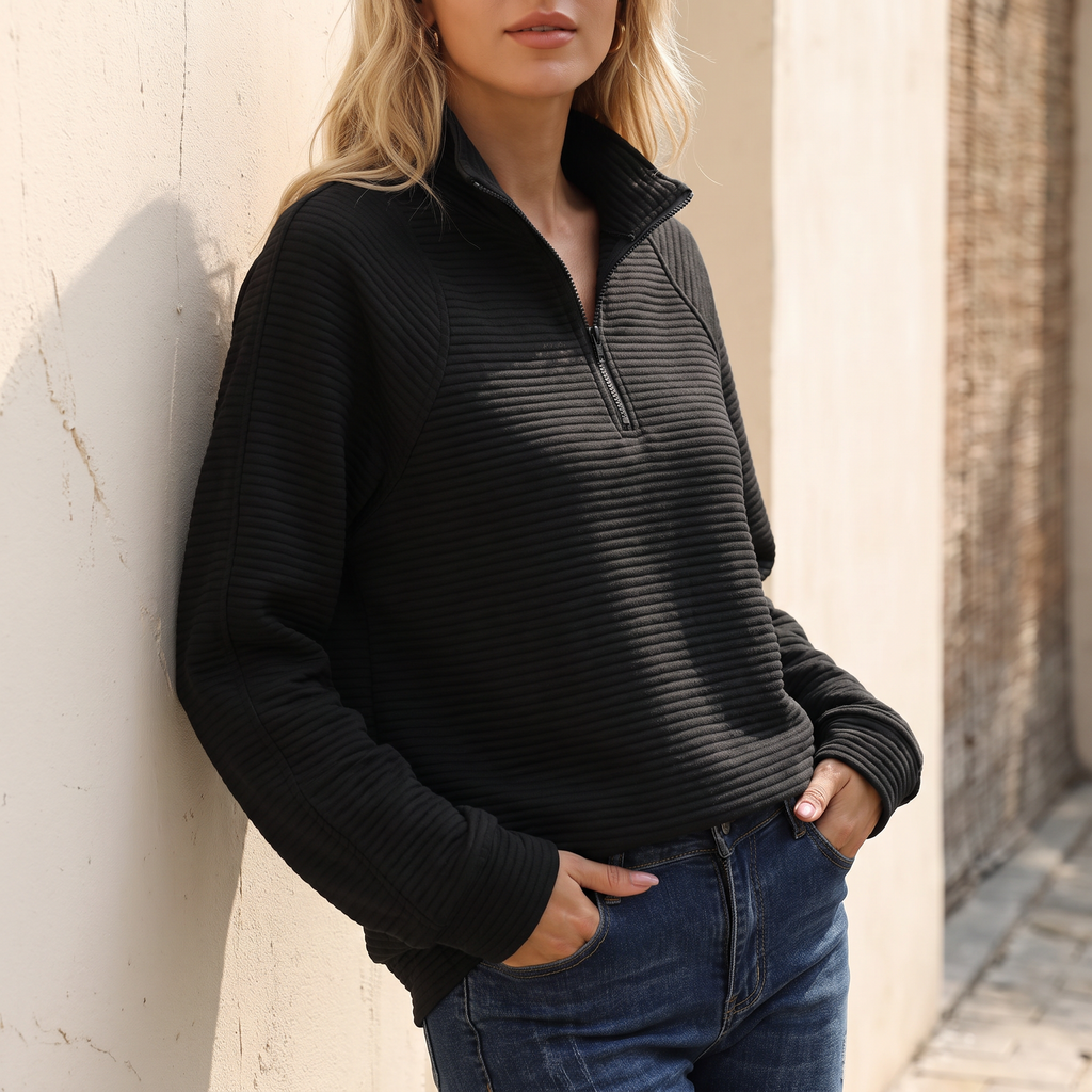 Felpa donna a coste con collo alto e mezza zip, colore nero, scatto lifestyle