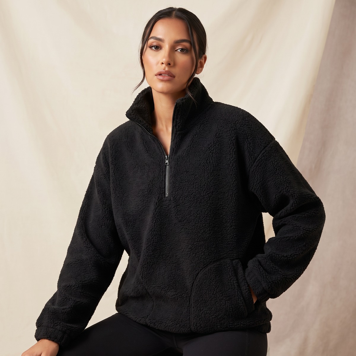 Felpa donna mezza zip collo alto con tasche nel colore nero