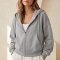 Felpa donna con zip intera e cappuccio con coulisse in grigio, indossata