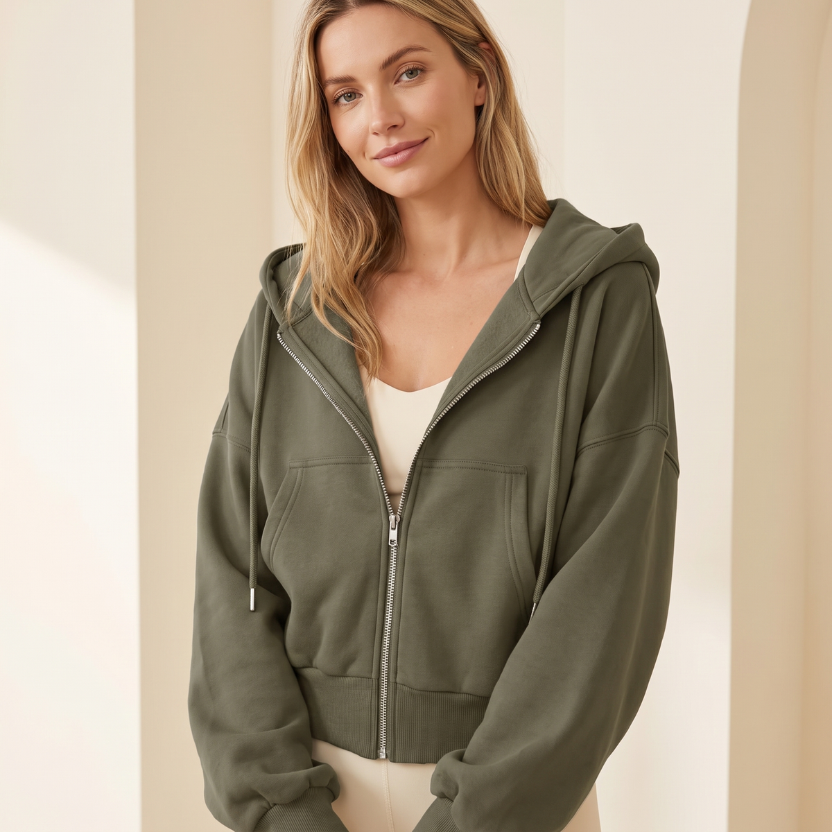 Felpa donna con zip intera e cappuccio con coulisse in verde militare